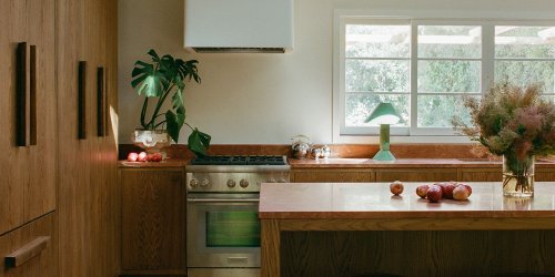 Cuisine en bois avec rangements sur mesure