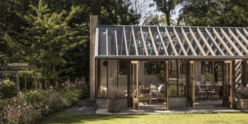 Ils ont remplacé leur terrasse par une sublime extension en verre ouverte sur le jardin