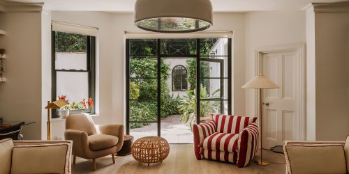 Salon ouvert sur jardin vert