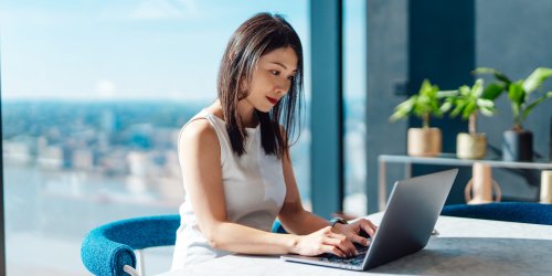 Femme assise à un bureau