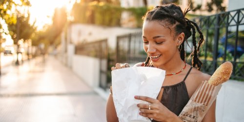 Femme qui mange du pain