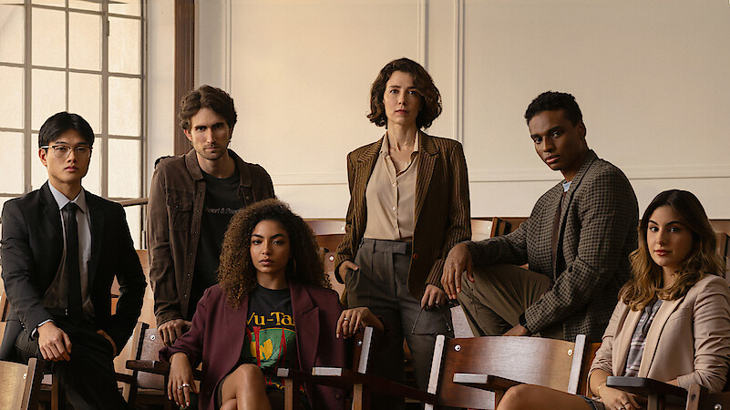 Marjorie Estiano e um grupo de atores jovens do elenco principal da série ‘Habeas Corpus’ posa para foto em uma sala de aula de universidade