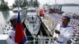柬埔寨海军士兵在西哈努克省云朗海军基地举行的移交仪式上在一艘中国海军巡逻舰上升起柬埔寨国旗。（2007年11月7日）