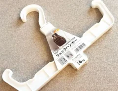 100均の『リュックハンガー』 じゃない使い方に「ストレスが減った」「部屋が広くなった気がする」