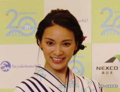 秋元才加の『ゼブラ水着』に「人妻の色気がだだもれ」「ぽっちゃりしたけど、そこがイイ!」