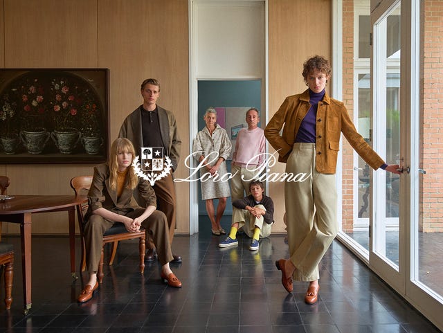 Loro Piana FW 2026/27 campagna loro piana autunno inverno 2026 2027 con modelli e protagonisti riuniti in un ambiente domestico.