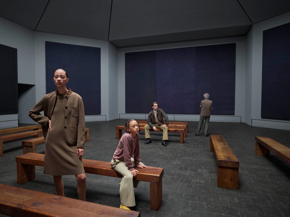 Loro Piana FW 2026/27 campagna loro piana autunno inverno 2026 2027 ambientata in una galleria d’arte, con modelli e capi dalle tonalità naturali.