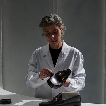 Gucci Horsebit 1953: l'artigianalità dietro un'icona artigiana gucci rifinisce a mano un mocassino horsebit 1953 durante il processo di produzione made in italy.