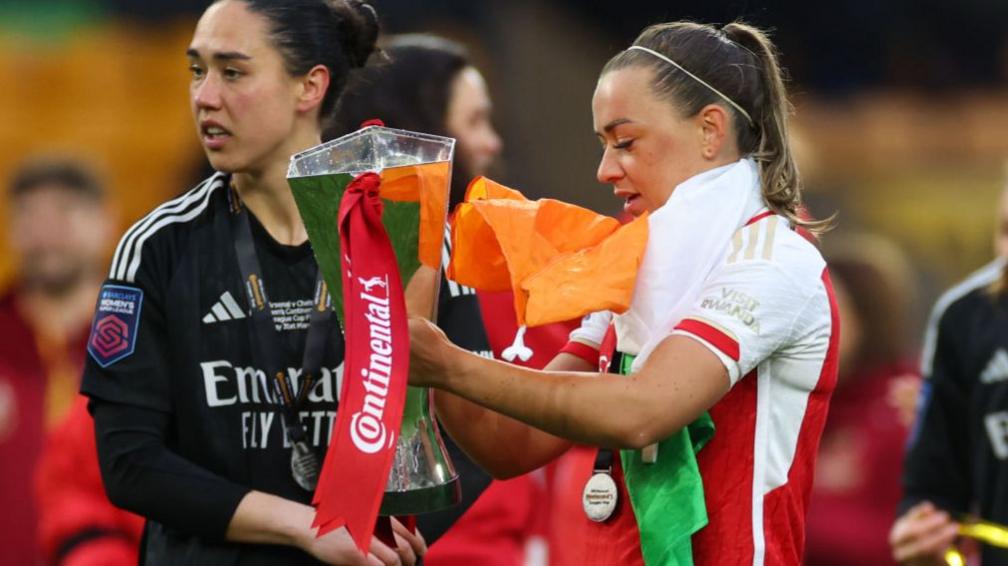 Arsenal players celebrating winning the League Cup