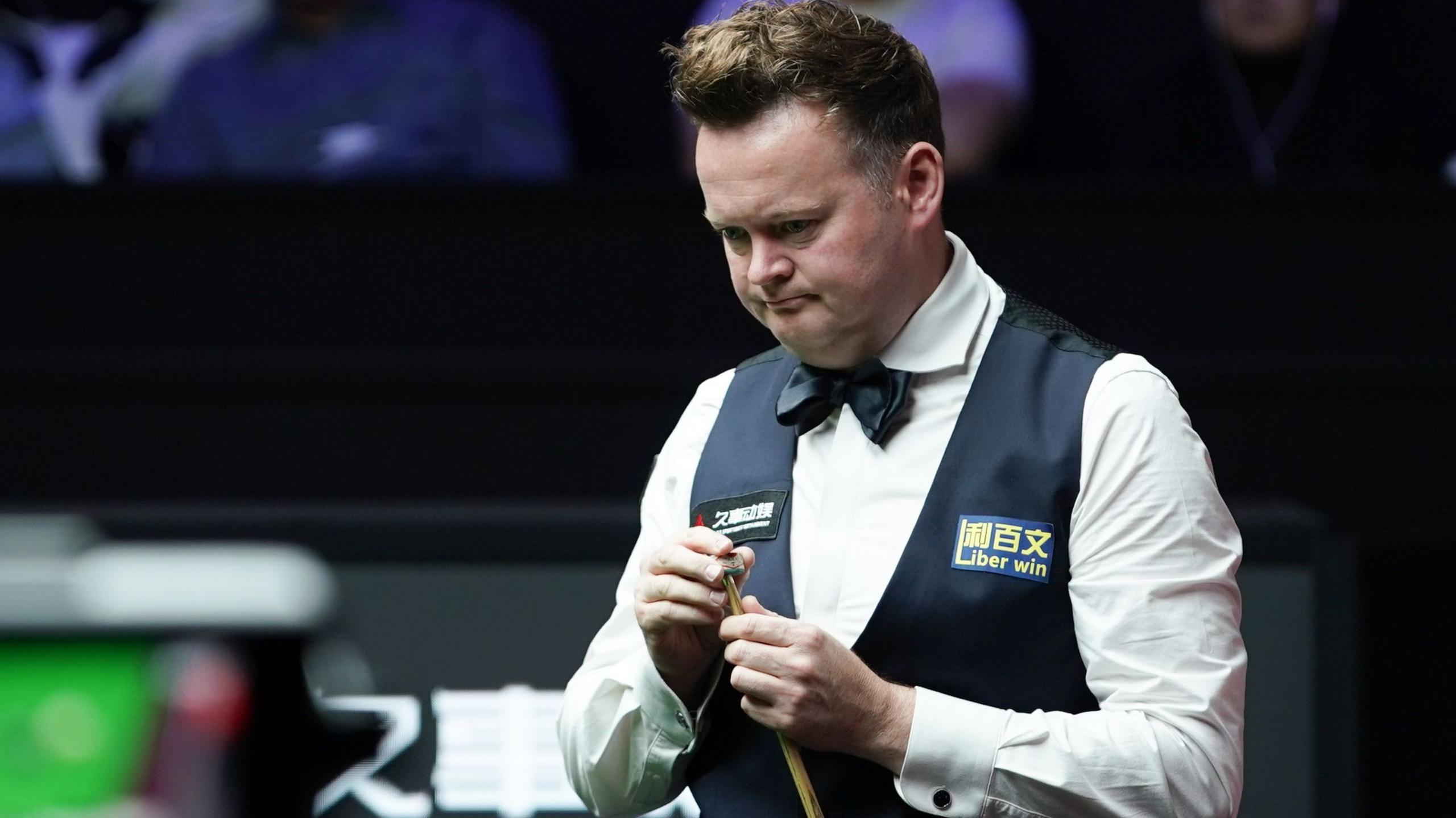 Shaun Murphy chalks his cue