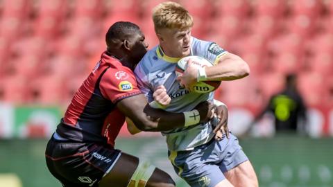 Tommy O'Brien is tackled by Batho Hlekani