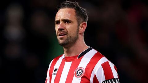 Danny Ings wears a red and white Sheffield United shirt