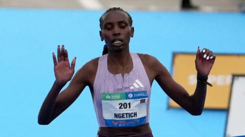 Agnes Ngetich crossing the line at the 2025 Women's half marathon in Valencia
