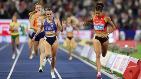 Keely Hodgkinson and Audrey Werro cross the line in the women's 800m
