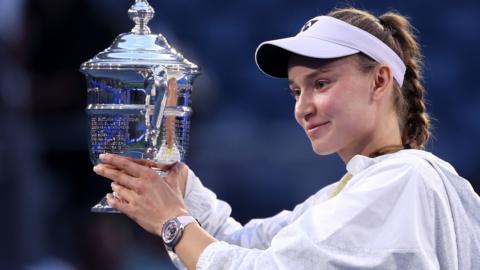 Elena Rybakina holds the US Open trophy