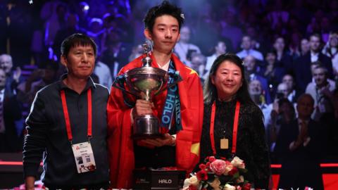 Wu Yize with his parents