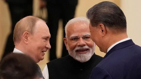 Indian Prime Minister Narendra Modi talks with Russian President Vladimir Putin(L) and Chinese President Xi jinping ahead of the Shanghai Cooperation Organization (SCO) Summit 2025