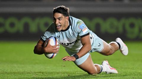 Santiago Carreras scoring a try for Bath
