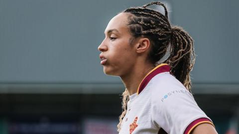 Amelia Brown in the white and maroon shirt of Huddersfield Giants