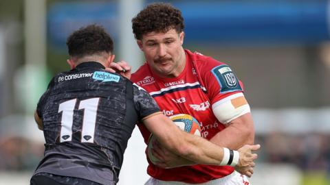 Fletcher Anderson carrying the ball