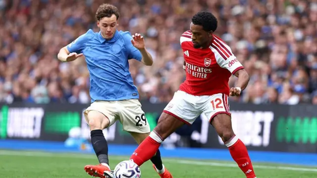 Maxim de Cuyper battles for possession with Jurrien Timber