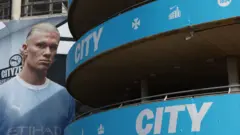 Mural sa likom Erlinga Halanda na stadionu Mančester sitija