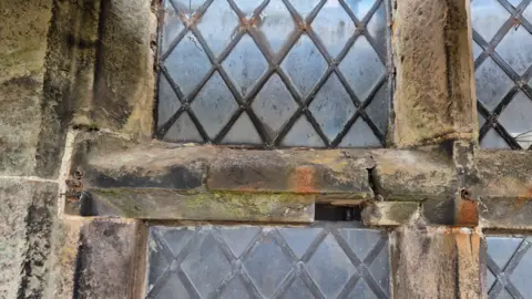 Skillington Workshop Ltd Gaps in stonework on a latticed window