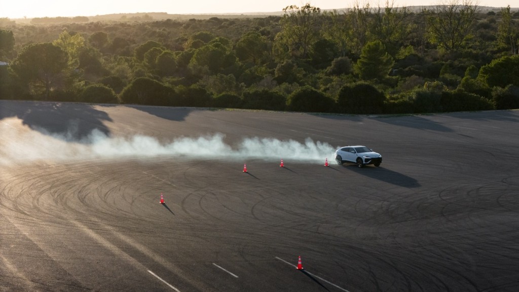 全新林寶堅尼Lamborghini Urus SE柏油路飄移環節，可進一步體會到兩組差速器的靈敏主動扭力分配優點。