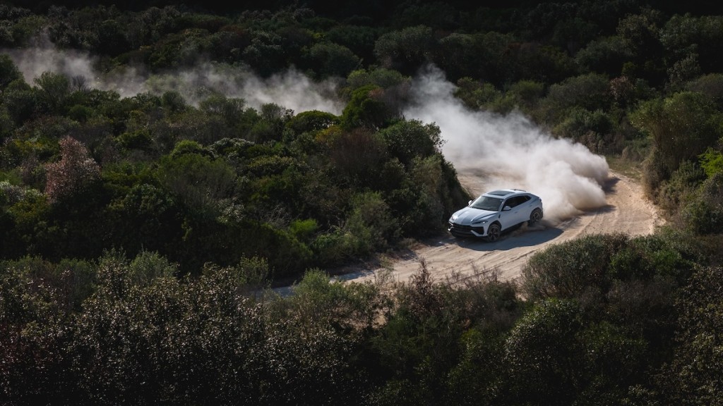 全新林寶堅尼Lamborghini Urus SE選在意大利南部Lecce舉行試車活動原因，是讓傳媒來到著名的Nardo賽車場內的Gravel越野「賽道」，親身感受車子於Off-road爛路飛馳的本領。