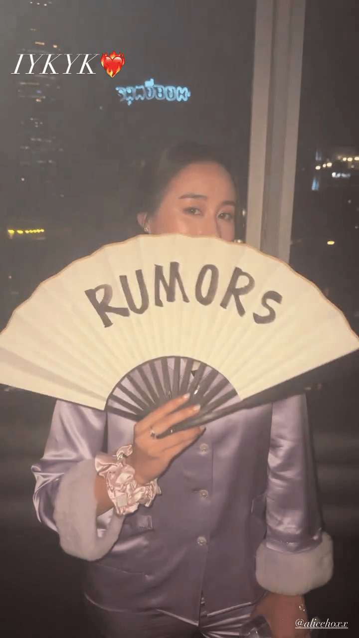 何鍶珩晒出何超欣以寫上「RUMORS（謠言）」的扇子遮面照。