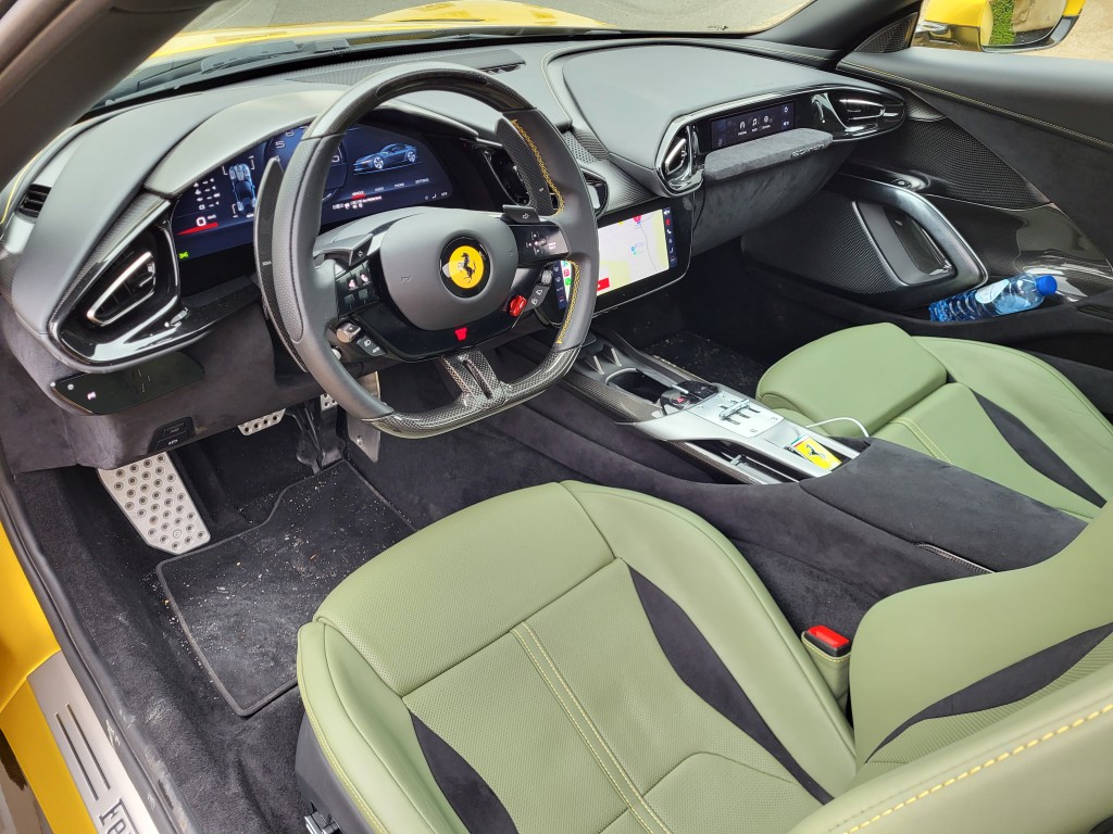 Ferrari 12Cilindri車廂陳設跟Purosangue相似，面前是15.6吋弧形數碼錶板，還有全新10.2吋中控觸屏及副駕8.8吋觸屏。