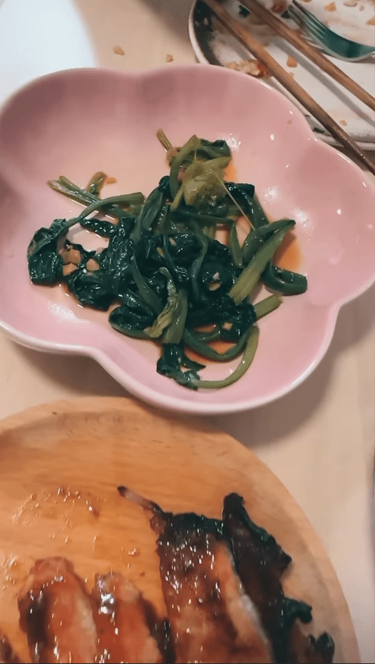 一少撮蒜蓉炒菜，夠晒限量。