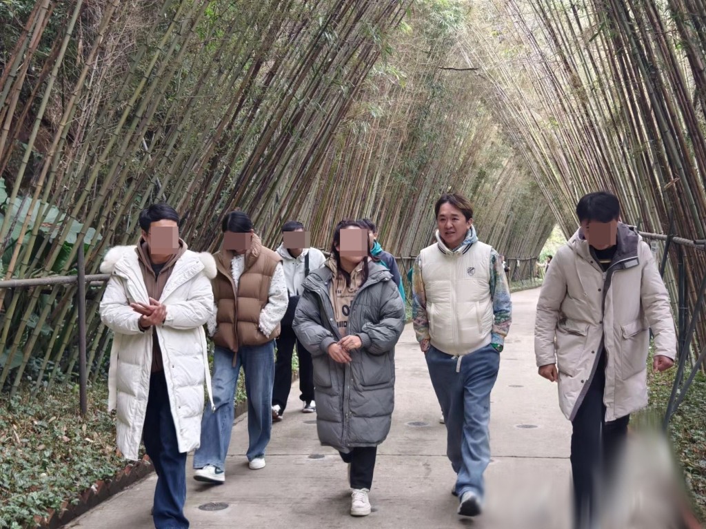 鄧兆尊拉大隊行山。