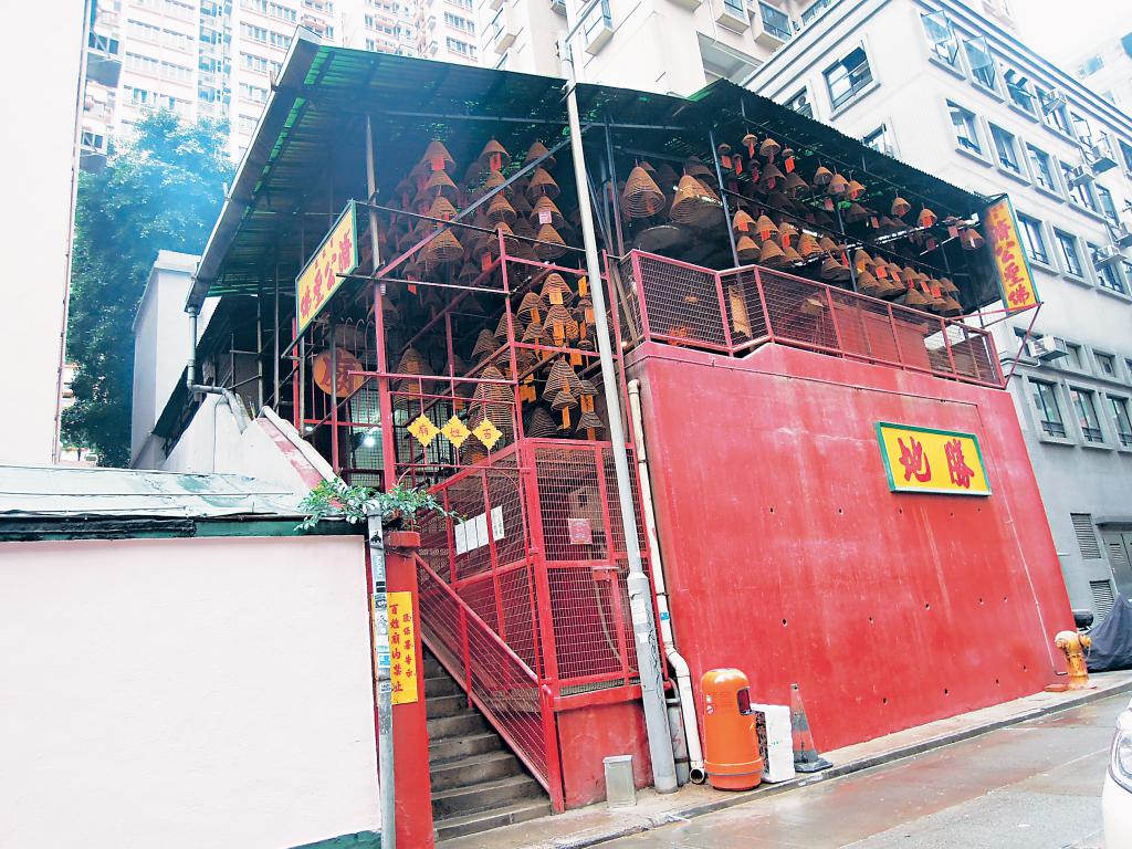 書中指上環太平山街廣福義祠，是香港第一間 「殯儀館及「公眾停屍間」。