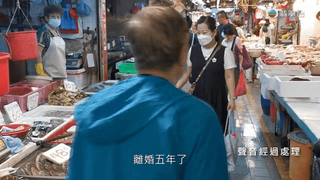 有街坊指，何太初到街市開檔已到處跟人說：「離婚五年，同阿伯講想搵個男人，問有冇男人介紹畀佢，跟住就話自己有個18歲仔。」