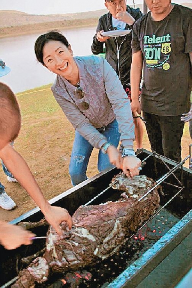 梁佩瑚擁有法律研究文憑、法律系法學專業證書以及倫敦大學法律系學士學位。