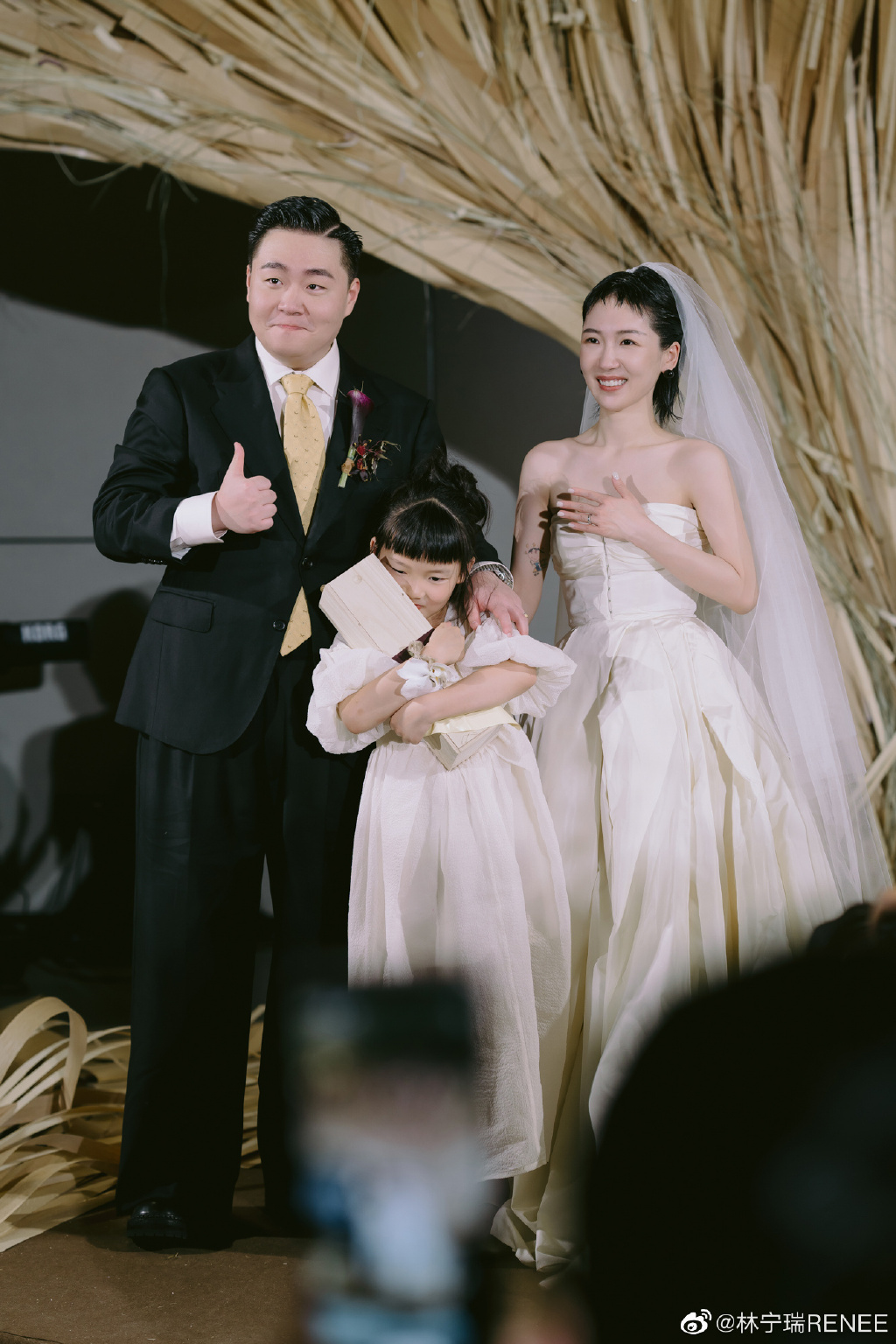 現年33歲的郝劭文在2022年與內地化妝師林寧瑞結婚後，事業重心轉往內地。