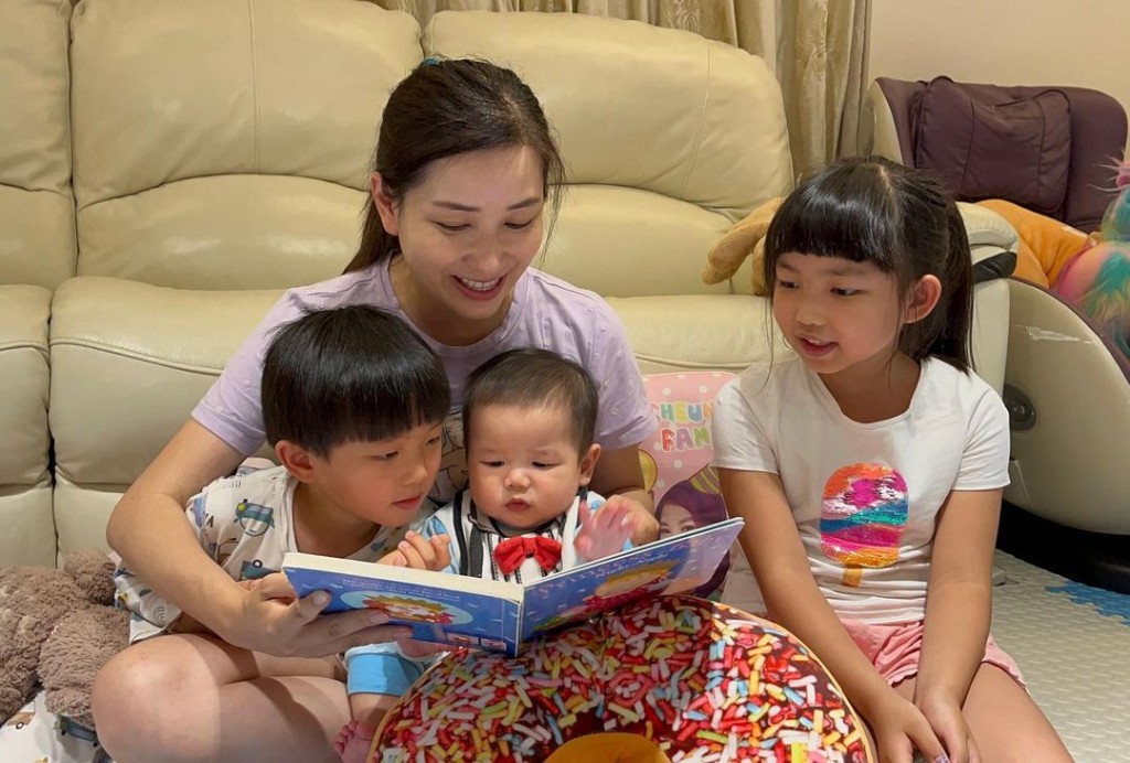 太太麥雅緻全職照顧三名子女。