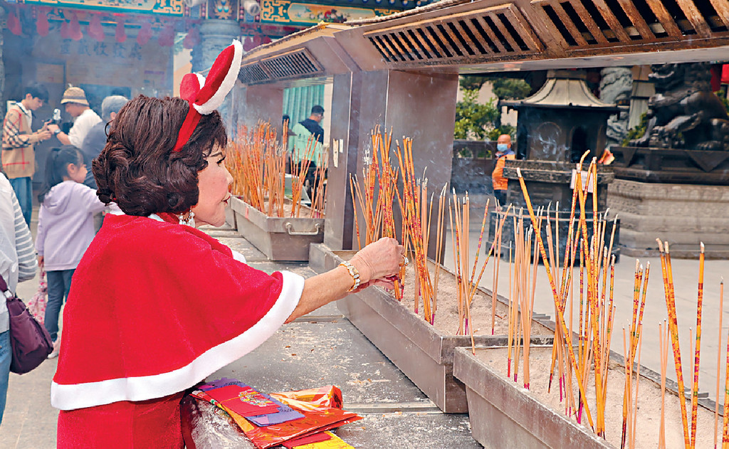 去年5月，黃夏蕙變身火紅兔女郎黃大仙廟祈福。