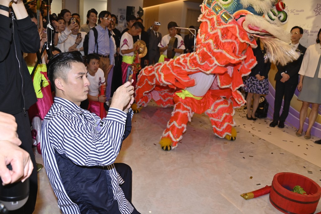 請來陳山聰和郭政鴻成立的「獅兄弟」作醒獅表演