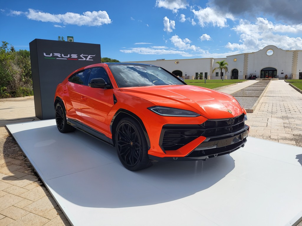 全新林寶堅尼Lamborghini Urus SE混能版超級SUV售價HK$3,888,000起，跟舊款Urus S完全相同。