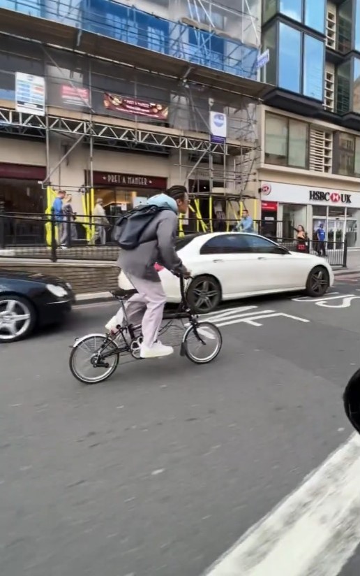 謝霆鋒於英國所踩的單車簡稱為「小布」的Brompton，是入門版系列，索價約15,000元。