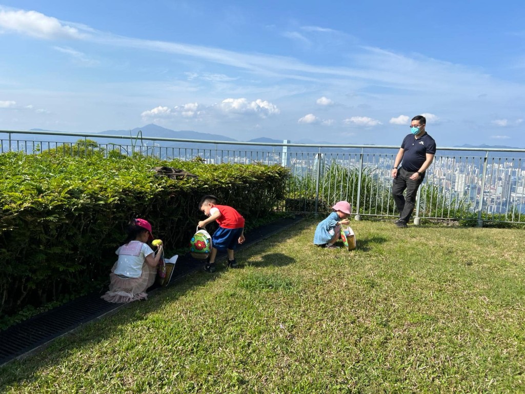 席間提早慶祝復活節，讓一班小朋友在公園尋朱古力蛋。