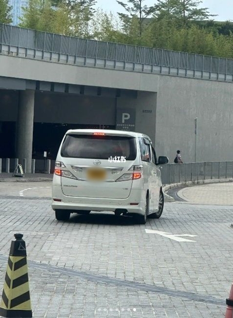 謝賢與網民影完相才再開車。