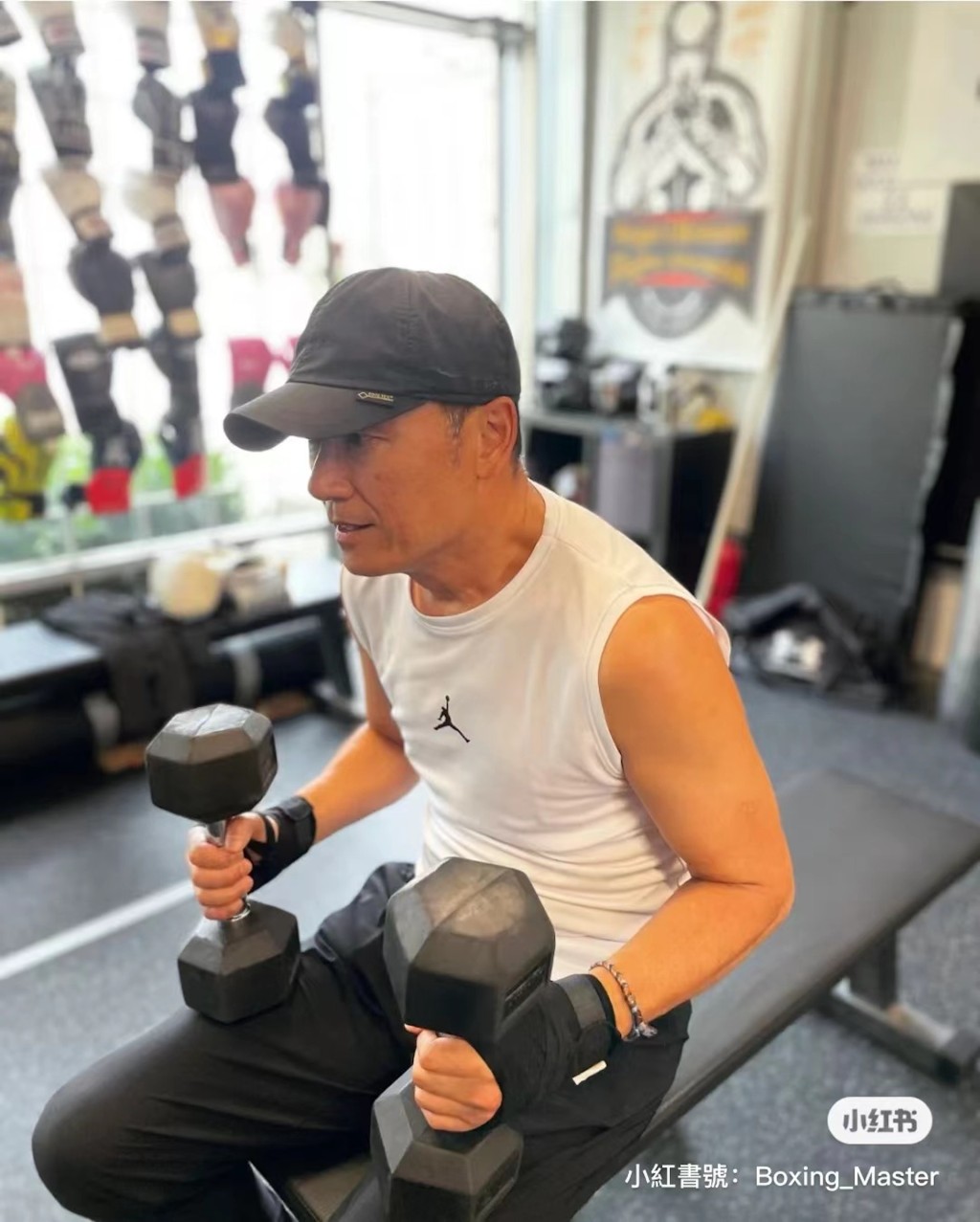 現年65歲的苗僑偉依然好fit。