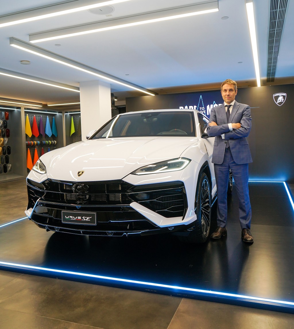 林寶堅尼Lamborghini Urus SE混能SSUV抵港：林寶堅尼汽車中國內地及香港、澳門執行總經理Konstantin Sychev強調，配備“雙重心臟”的Urus SE，各方面皆超越了汽油版Urus S。