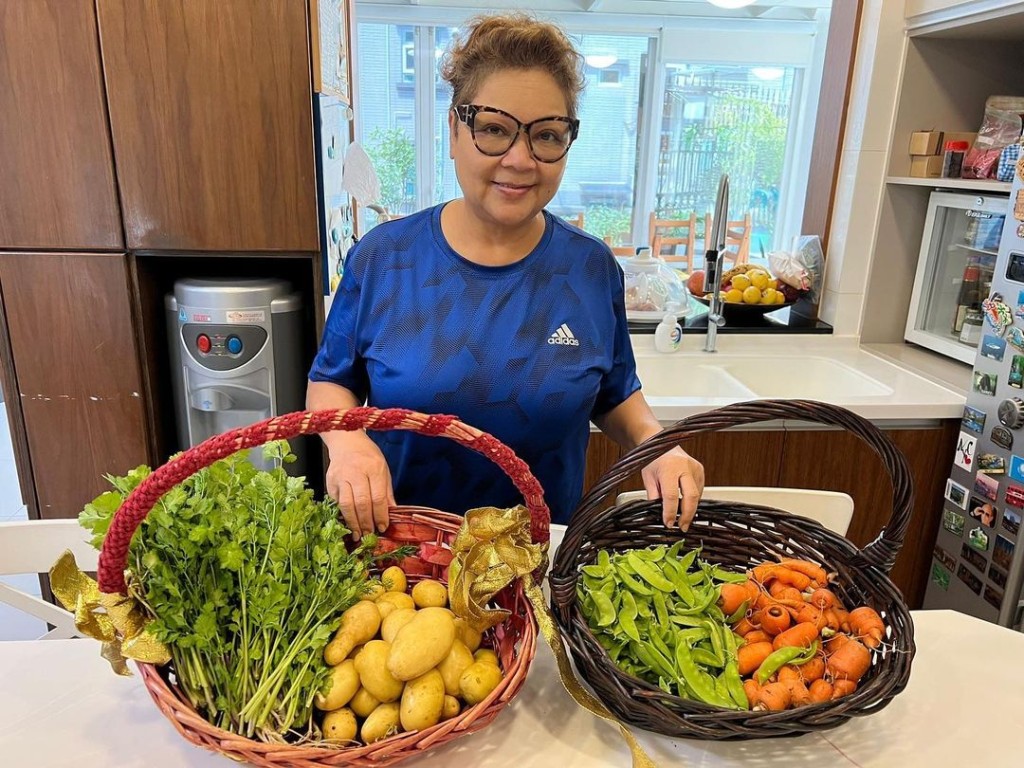 肥媽的前夫更偷食家中女傭，令對方懷孕，眾子女勸母親離婚。