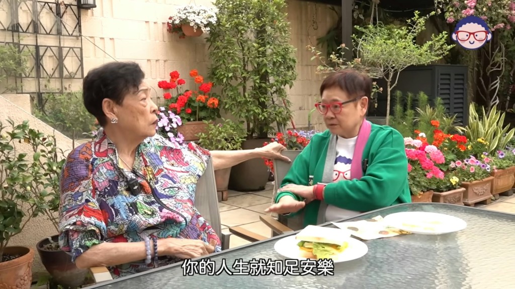 種滿花草樹木，可輕鬆容納幾十人。