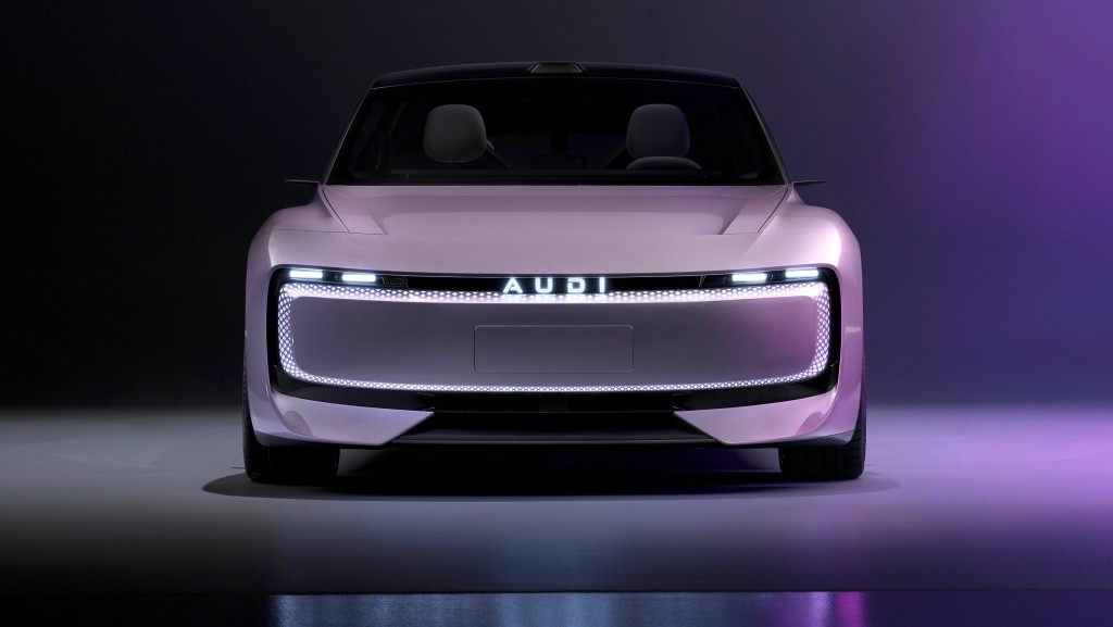 奧迪AUDI E concept純電動車車首鬼面罩採用封閉式格柵設計，兩旁備有LED燈組，正前方AUDI字樣及圍繞鬼面罩四周重有透光裝飾。