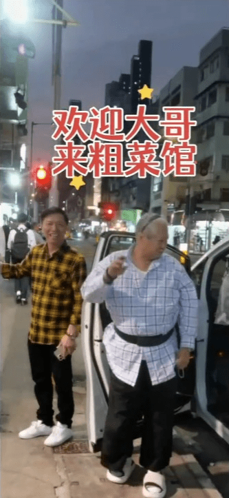 洪金寶忽然轉身回車廂取東西。